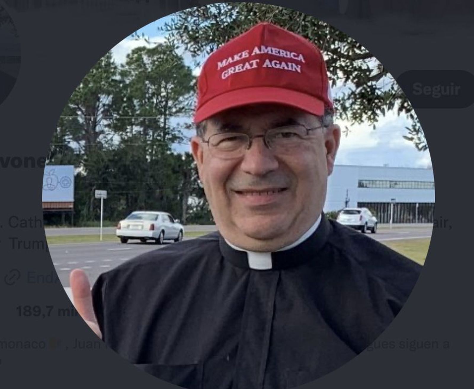 Pavone, con la gorra de la campaña de Donald Trump