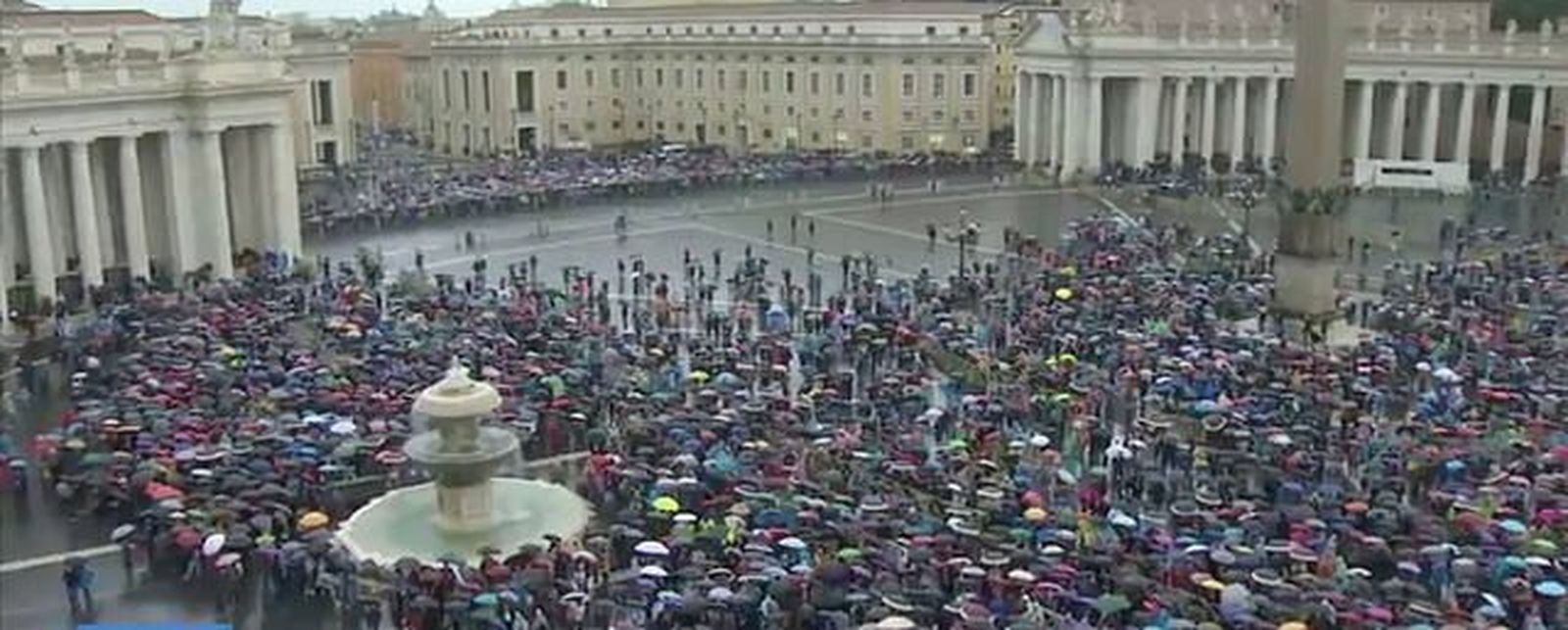 Los fieles, bajo la lluvia