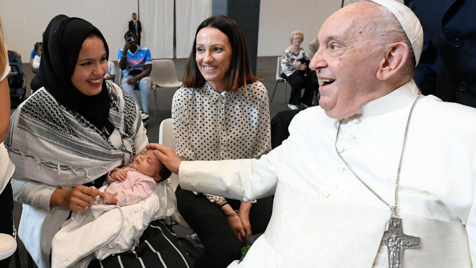 Francisco saluda en Trieste a una palestina procedente de Gaza