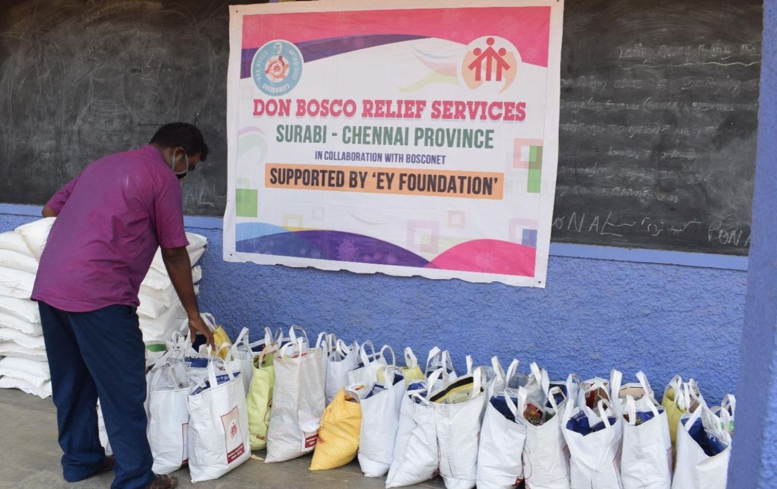 Preparación de los paquetes de subsistencia. Salesianos de Tamil Nadu, en India