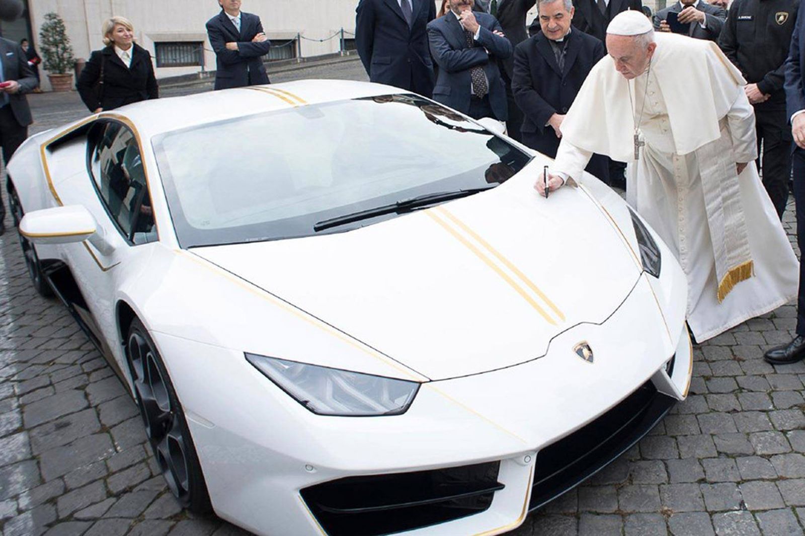 El Papa Francisco firma un lamborghini