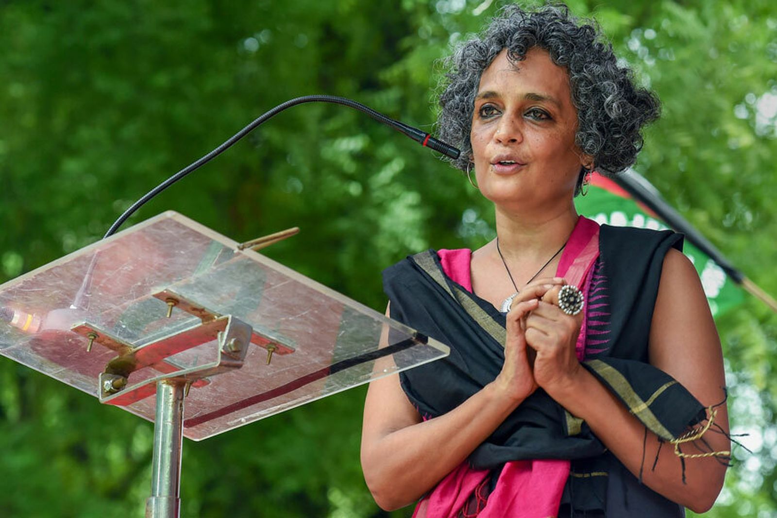 Arundhati Roy: “Nadie realmente puede escribir con facilidad sobre Cachemira en no ficción”
