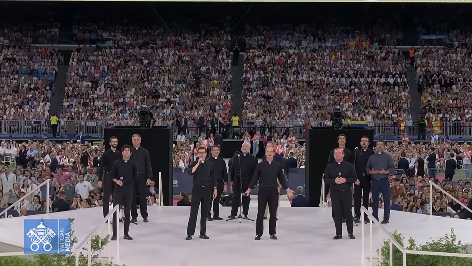 Curas de Madrid le cantan al Papa