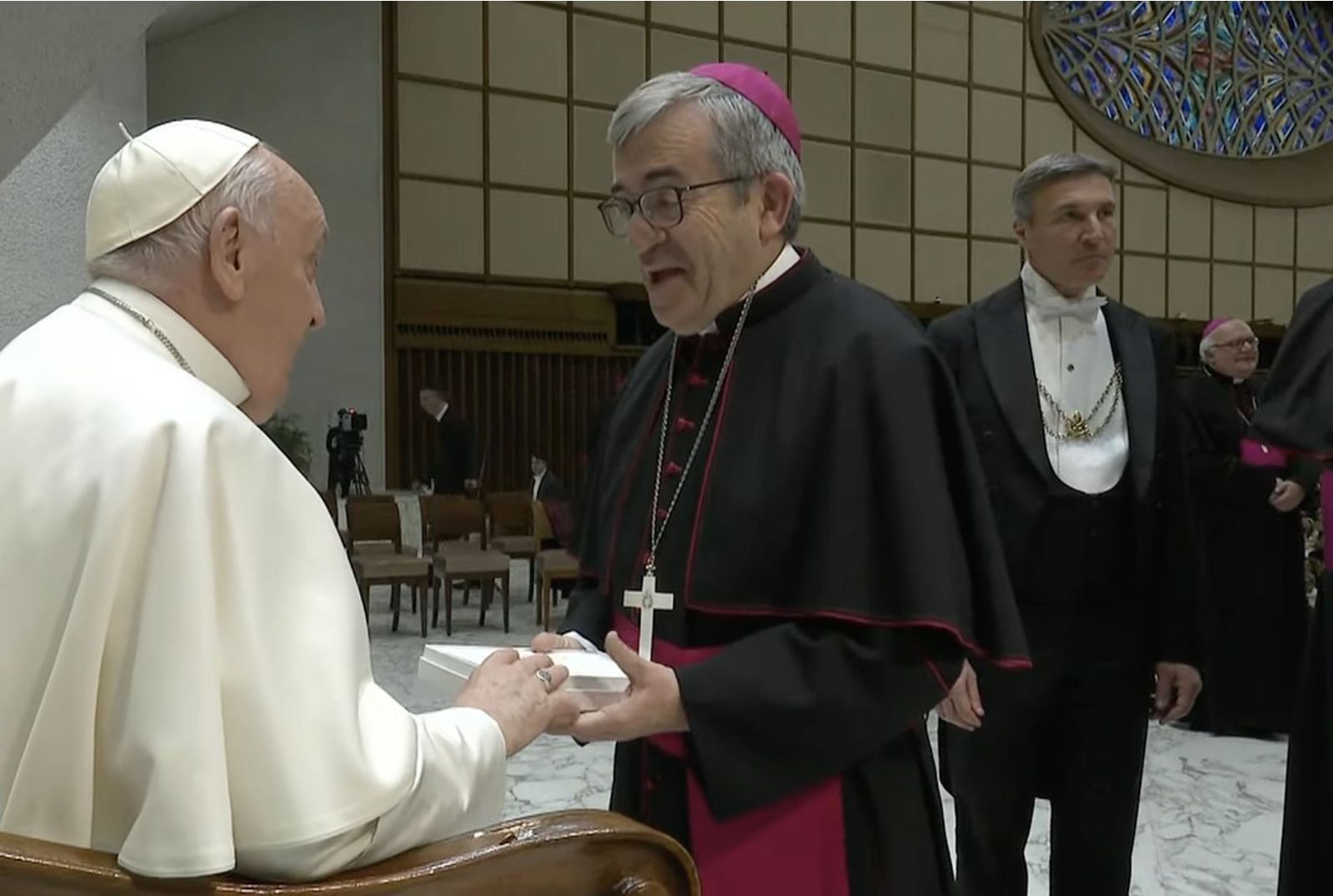 El arzobispo de Valladolid entrega al Papa las actas del congreso sobre Isabel la Católica
