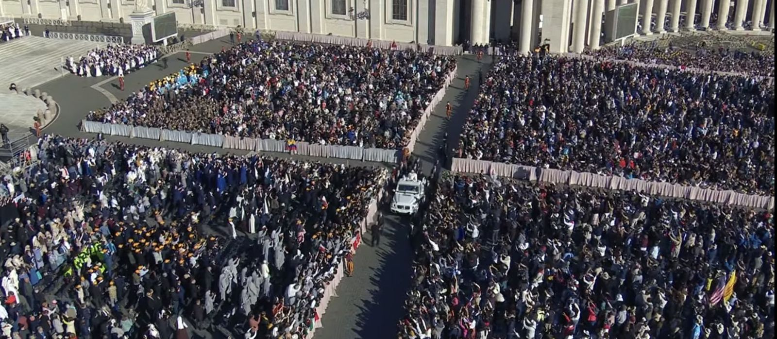 León saluda a los fieles en la audiencia