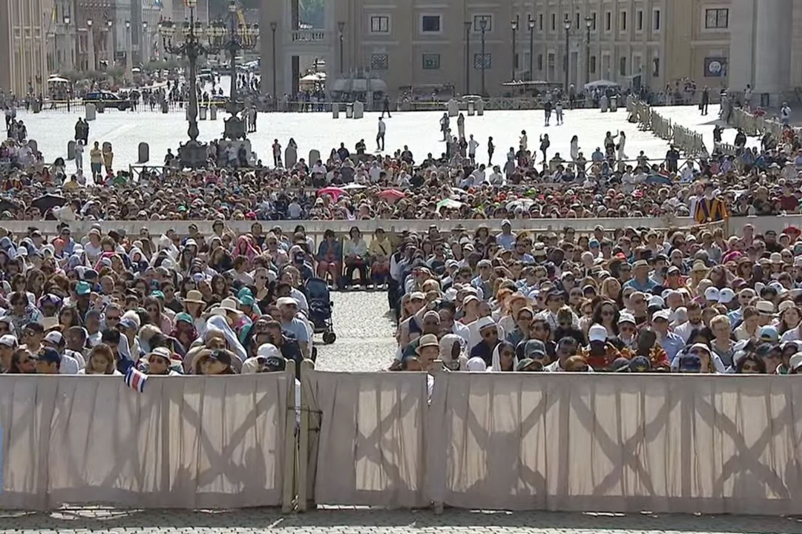 Peregrinos en la plaza de san Pedro
