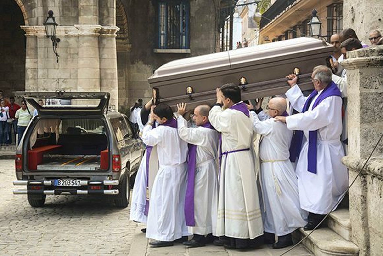Trasladan el cuerpo del cardenal Jaime Ortega tras la misa funeral