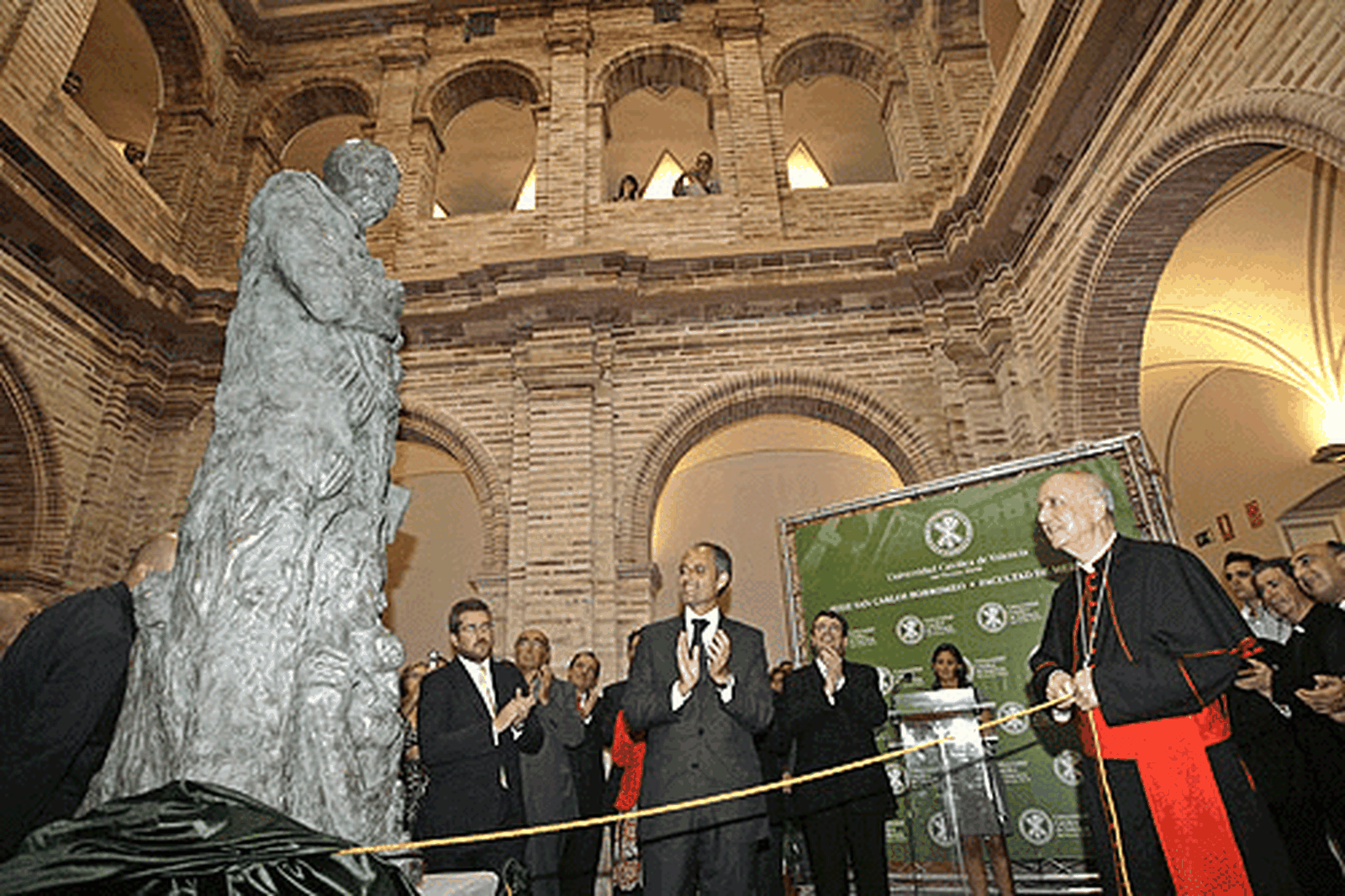 García Gasco se dedica una estatua en la Universidad católica valenciana