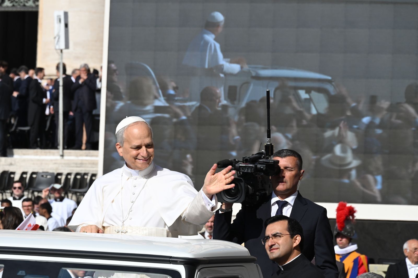Leon XIV saluda desde el papamovil