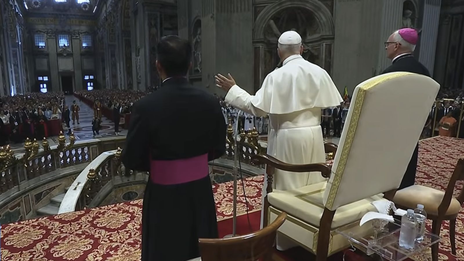 El Papa inicia la audiencia general en la basílica de san Pedro