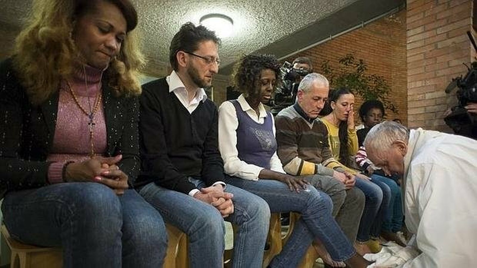 Francisco lava los pies a una mujer