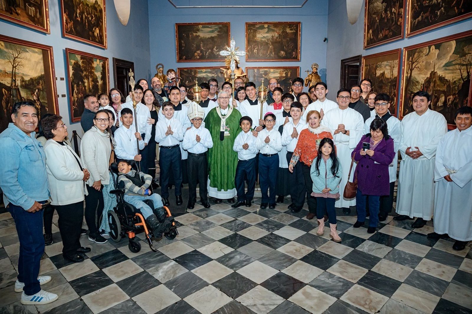 El arzobispo Castillo con participantes en la eucaristía dominical