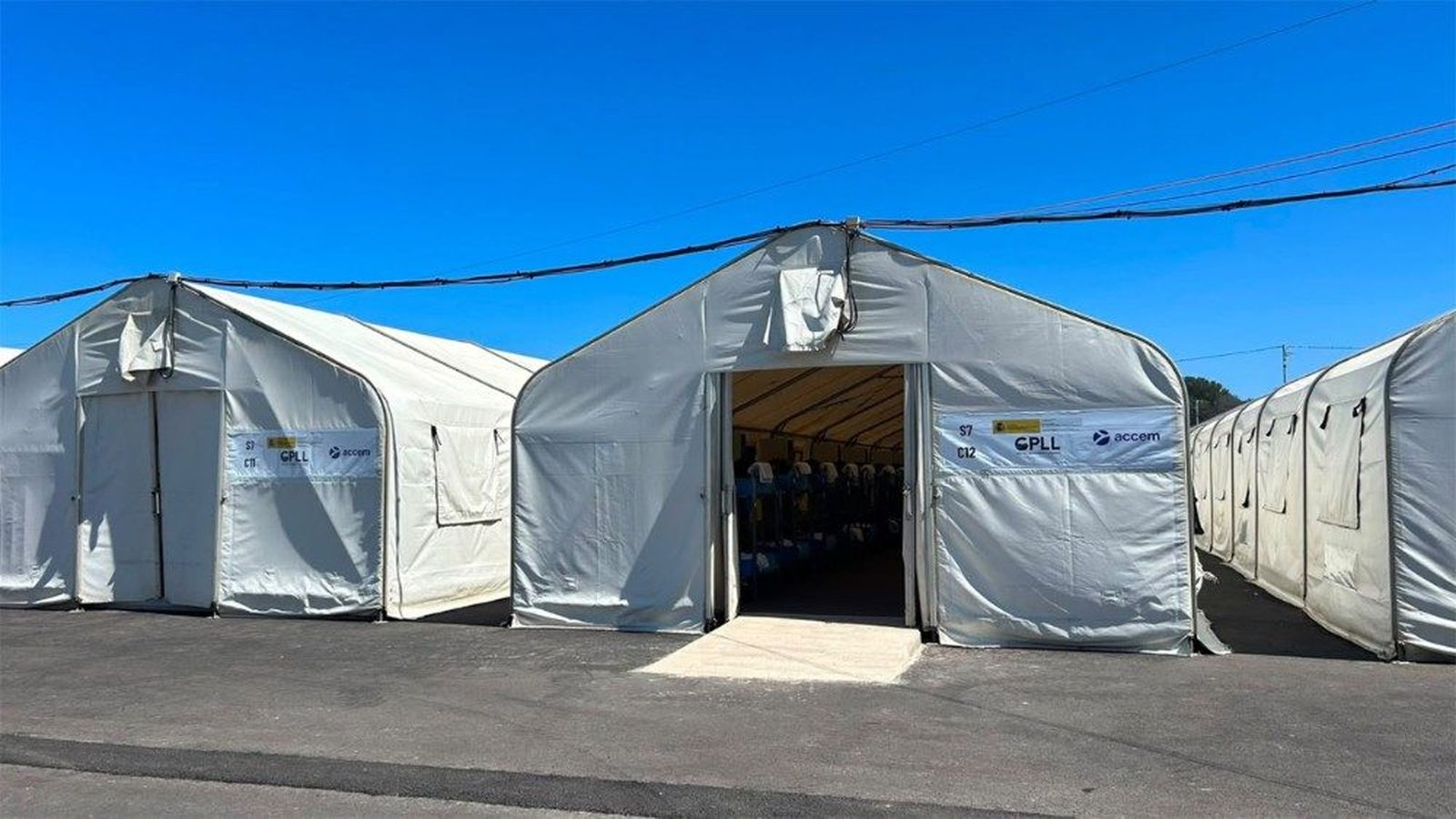 Tiendas albergue de migrantes en el centro de Las Raíces