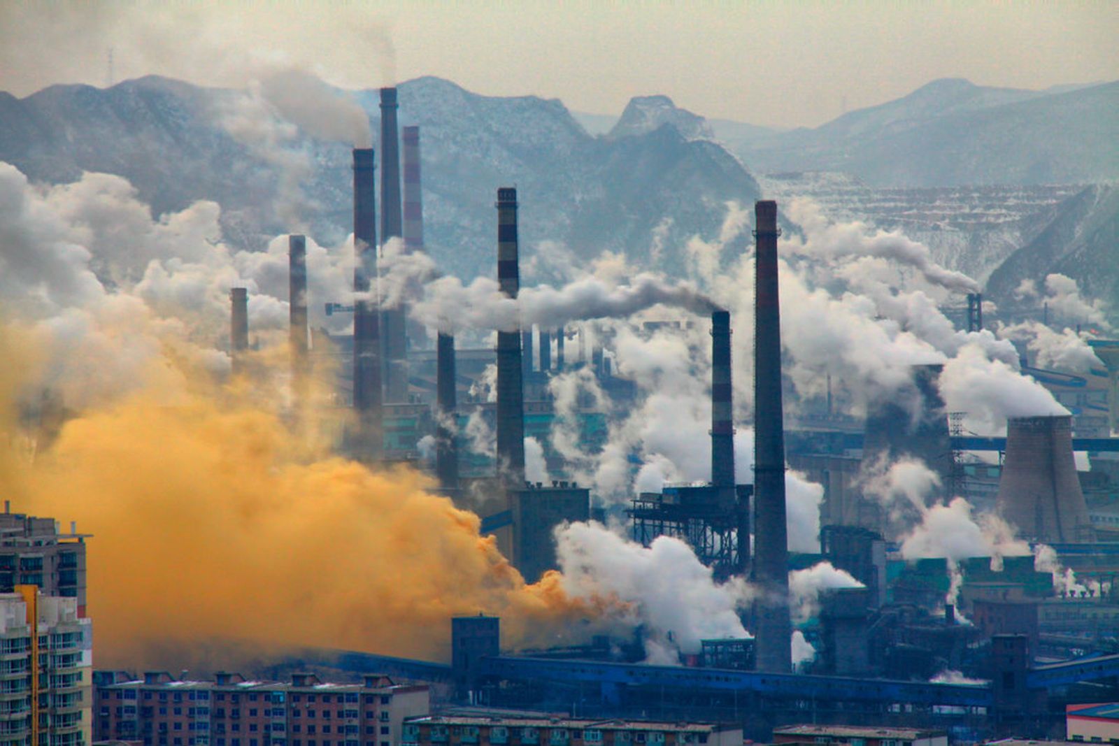 Humo de la industria téxtil en Benxi, China.
