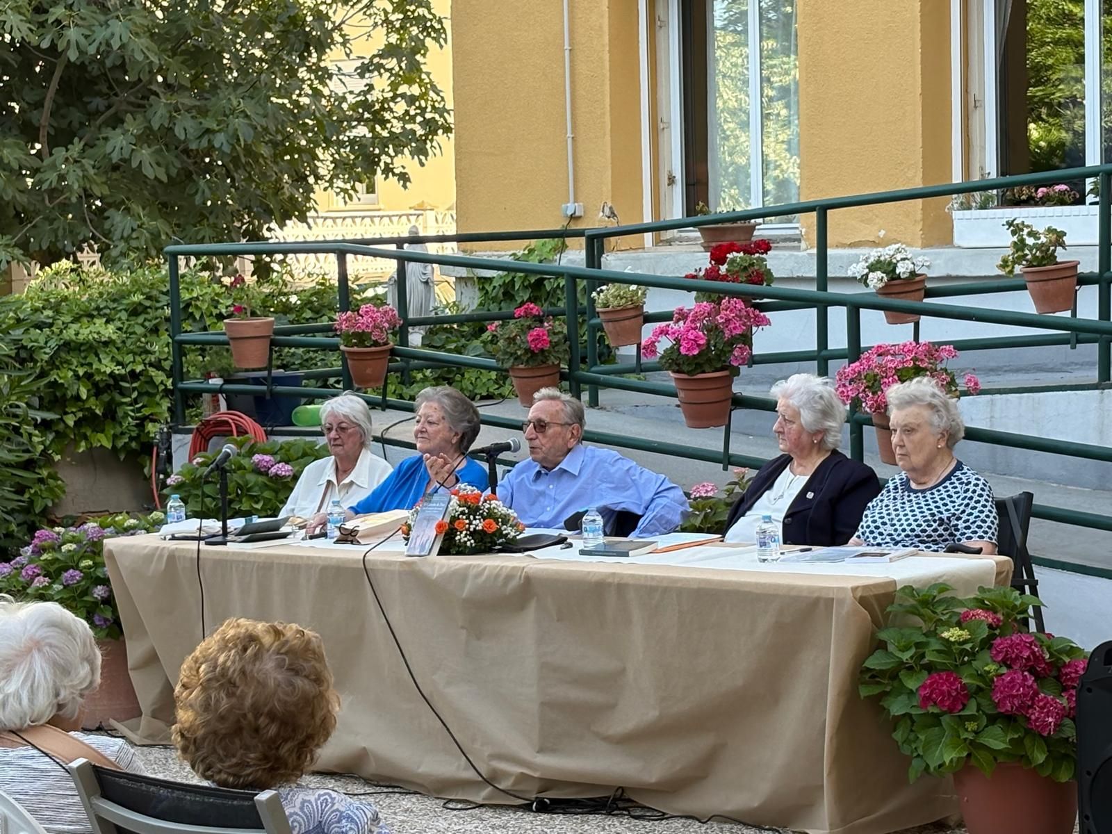 Mesa de autoras y moderador