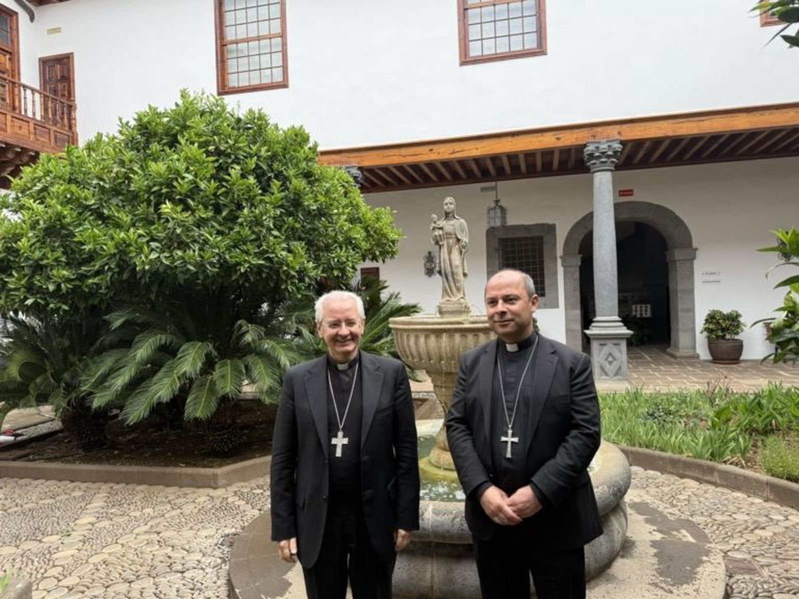 El arzobispo Giovanni Ravelli, junto al obispo Eloy Santiago.jpg
