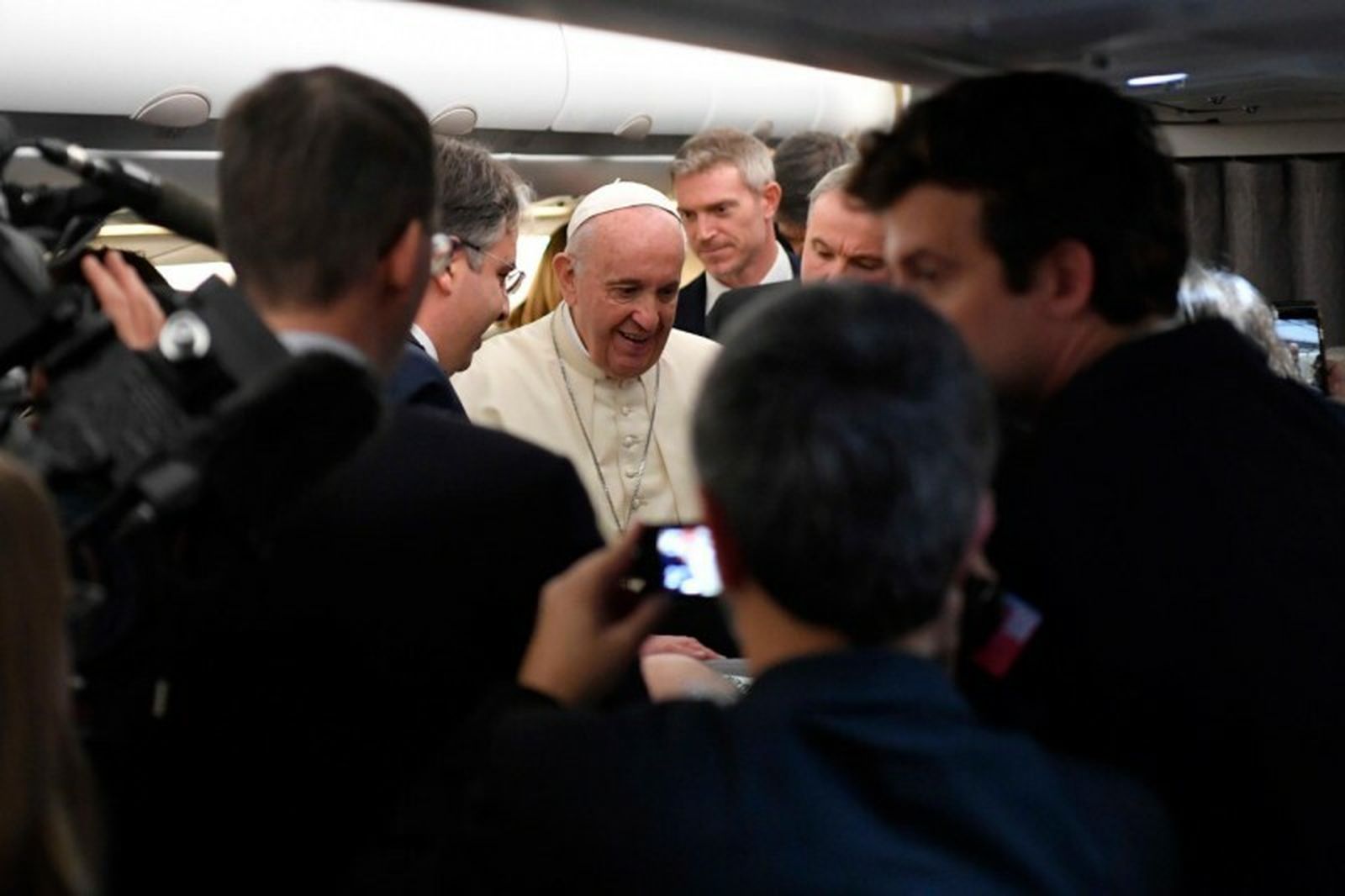 El Papa, con los periodistas en el vuelo papal