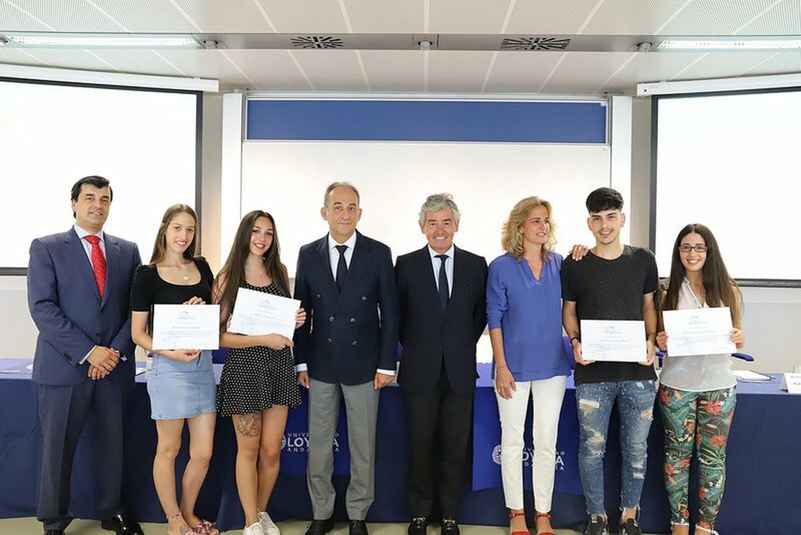 El rector de la Universidad Loyola, con los jóvenes becados