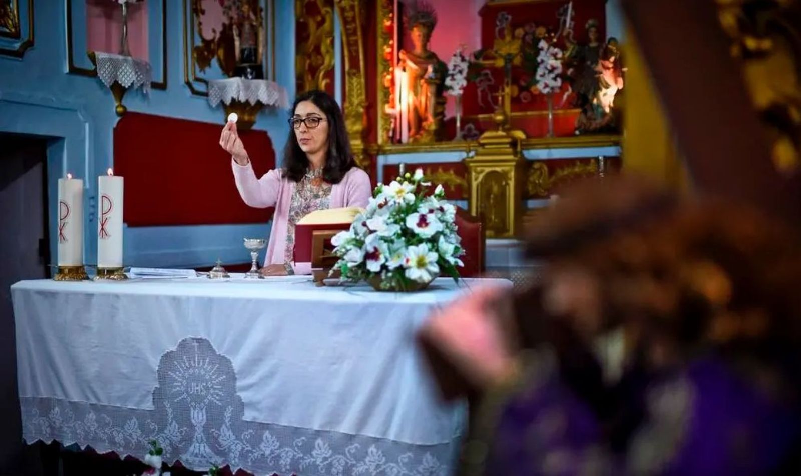 Mujer, en el altar