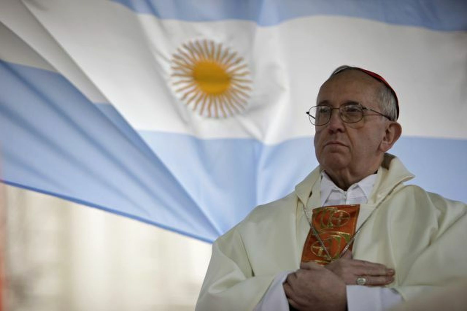 El Papa Francisco, ante la bandera argentina