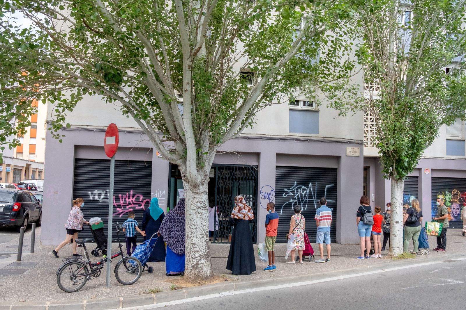 Cola para la recogida de alimentos.