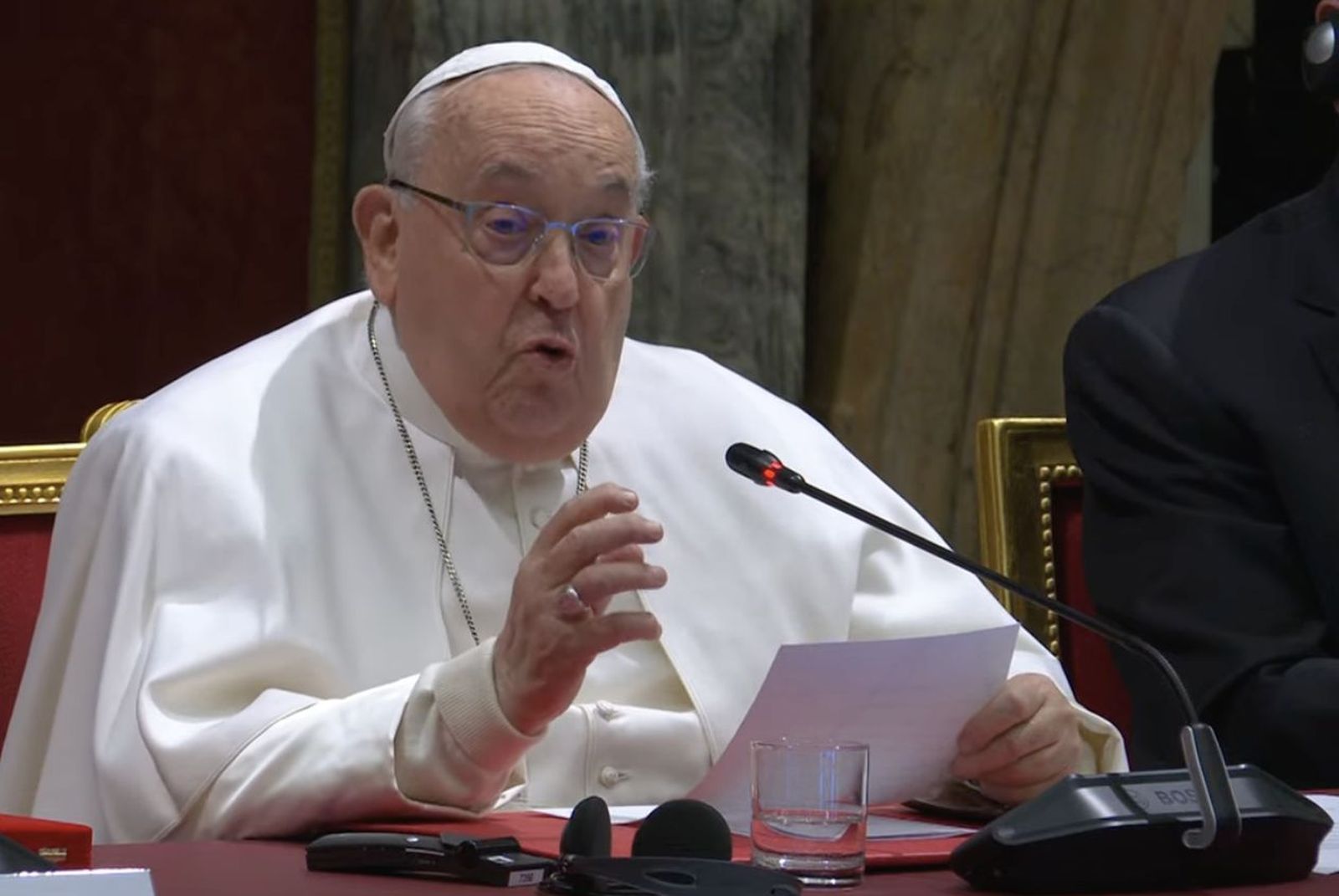 Francisco clausura la Cumbre sobre la Infancia