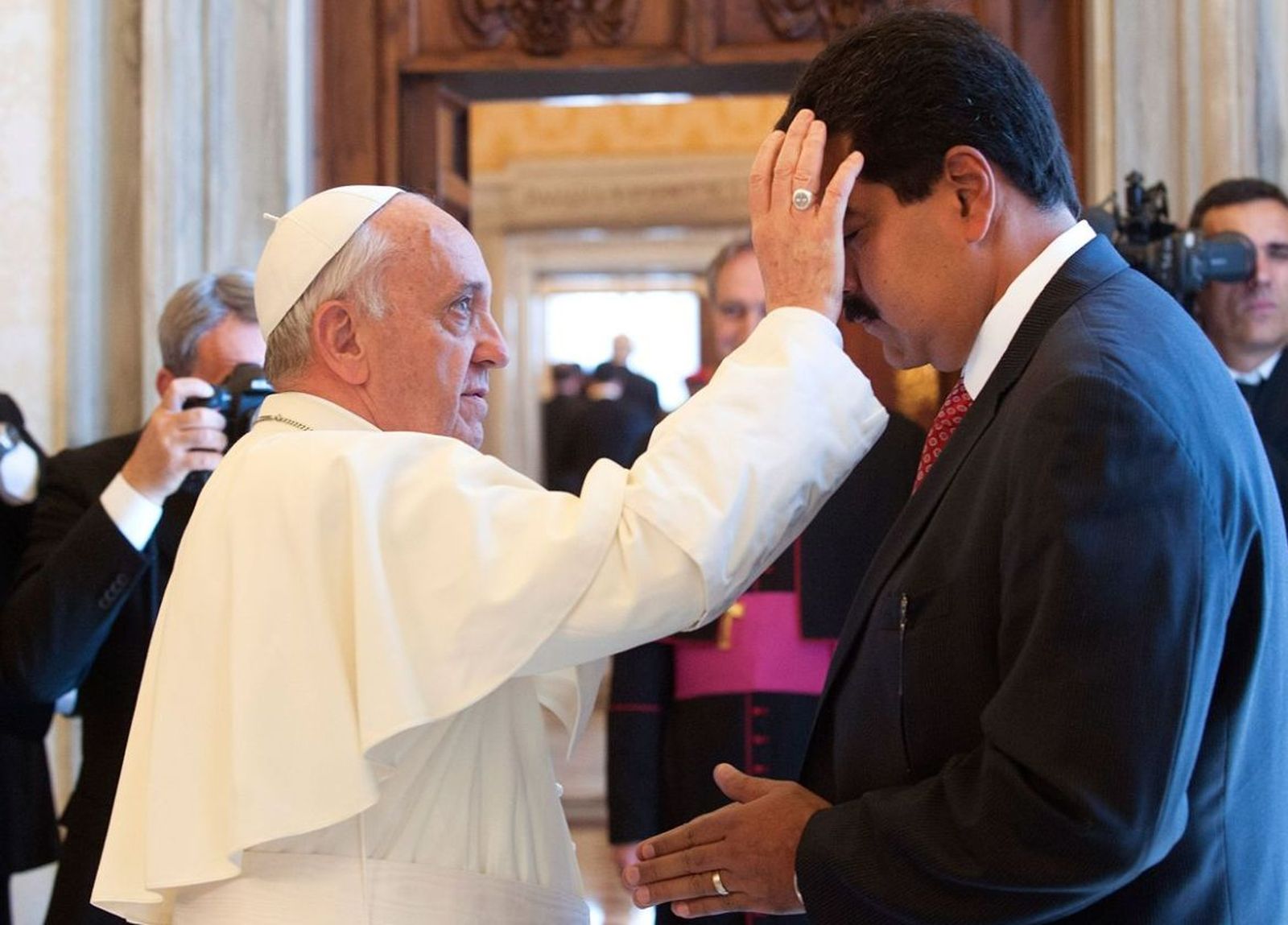 Francisco bendiciendo a Nicolás Maduro