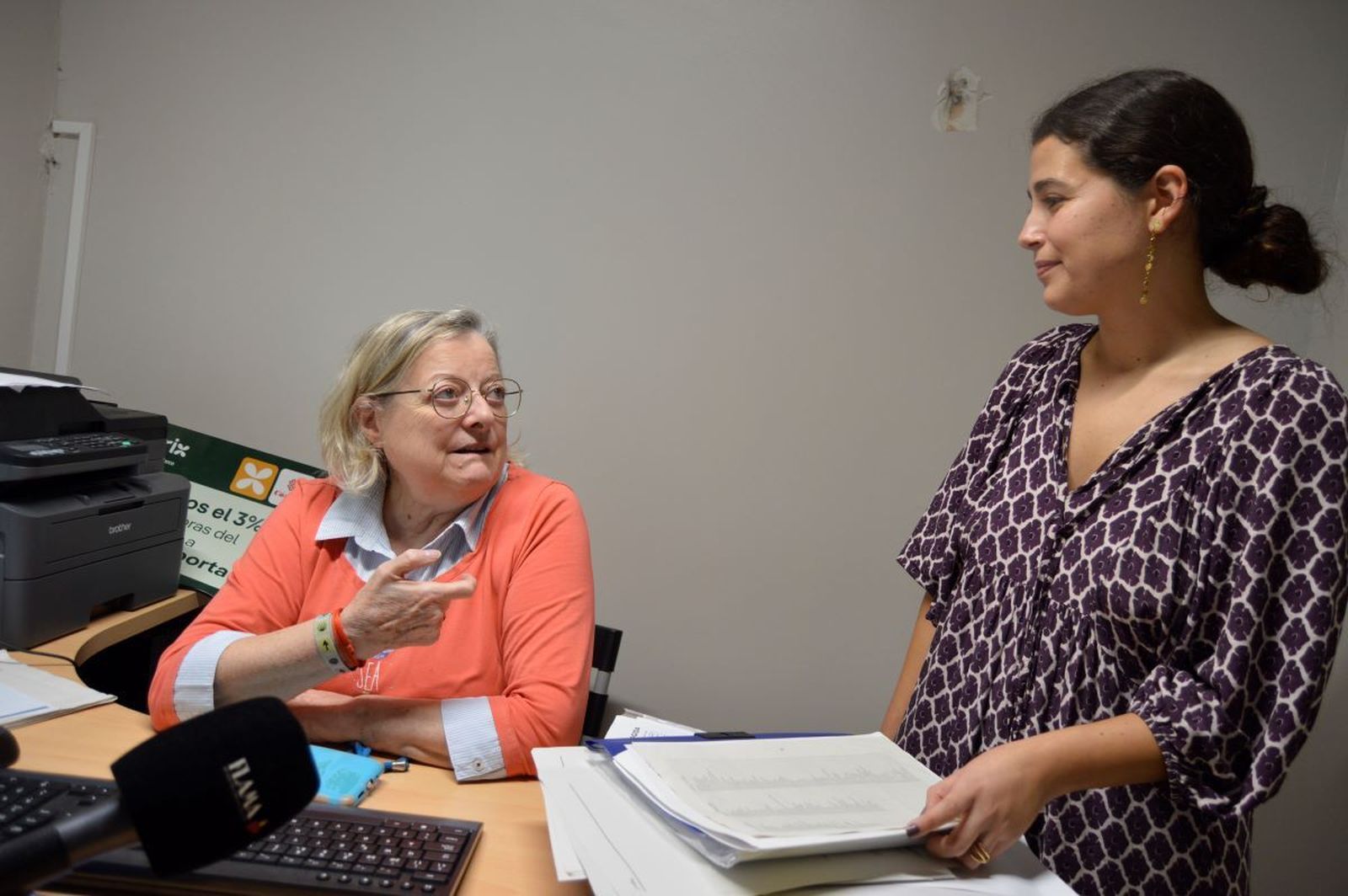 Vicenta Ramón y Margarita Pastor. Oficina de Cáritas Paiporta.