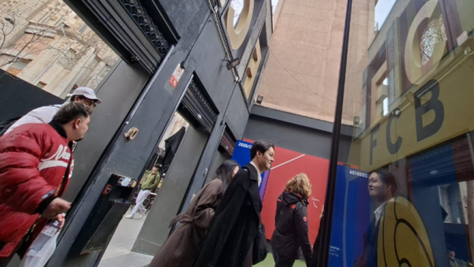 La tienda oficial del FC Barcelona, junto al templo, se prepara para un posible perímetro de seguridad.