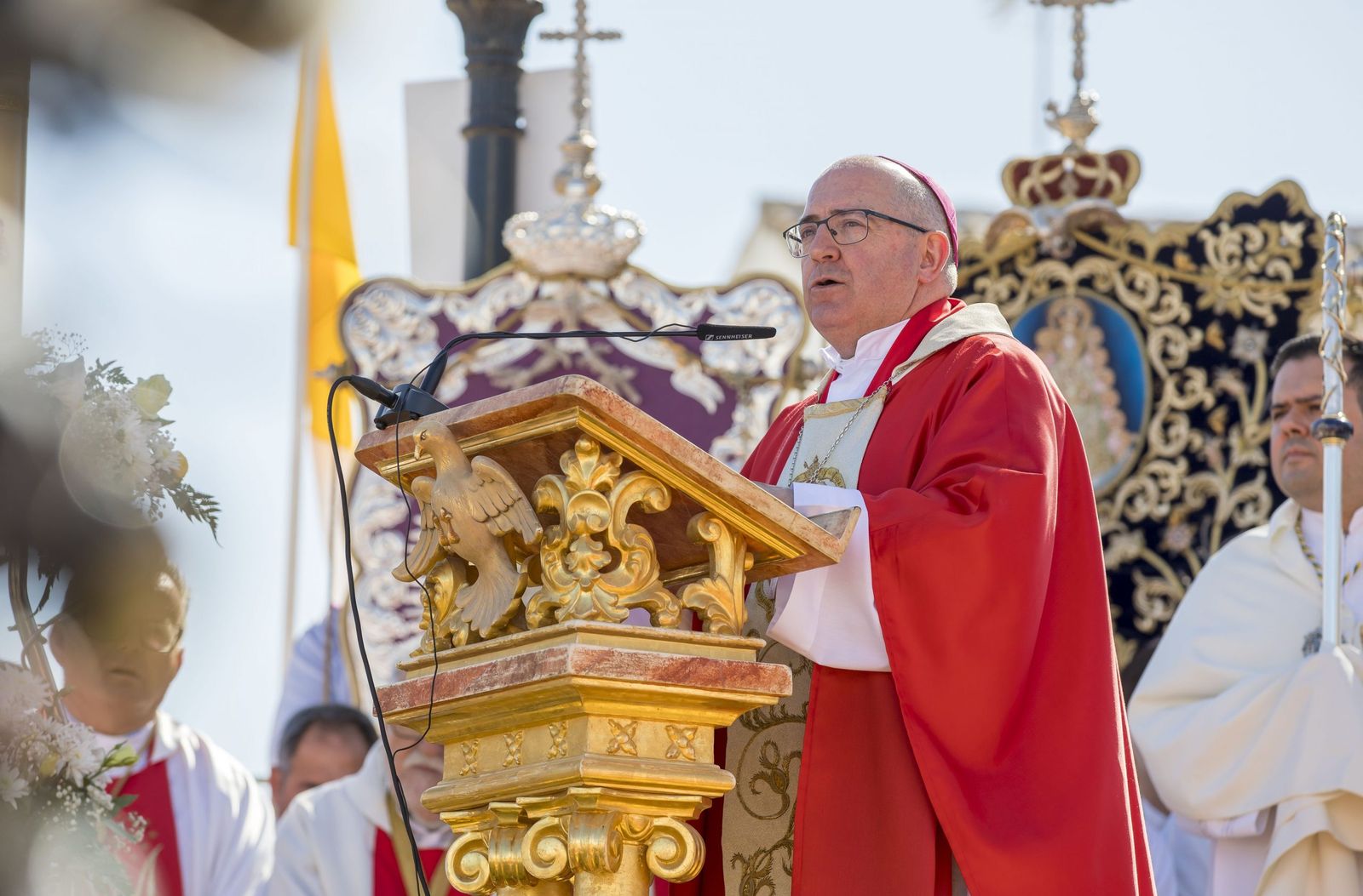 El obispo de Huelva, Santiago Gómez Sierra