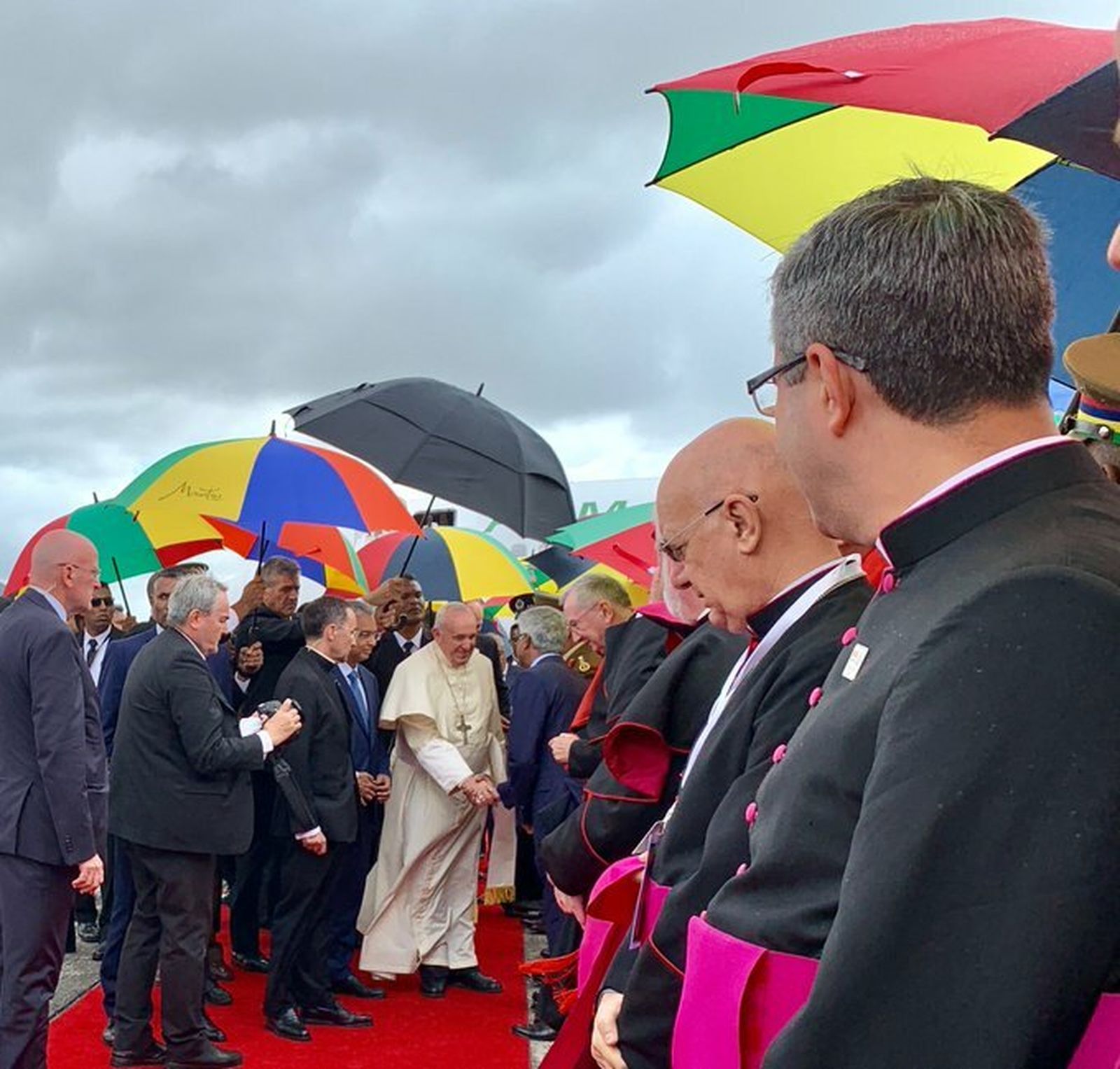 Mauricio recibe con frío, lluvia y colorido al Papa