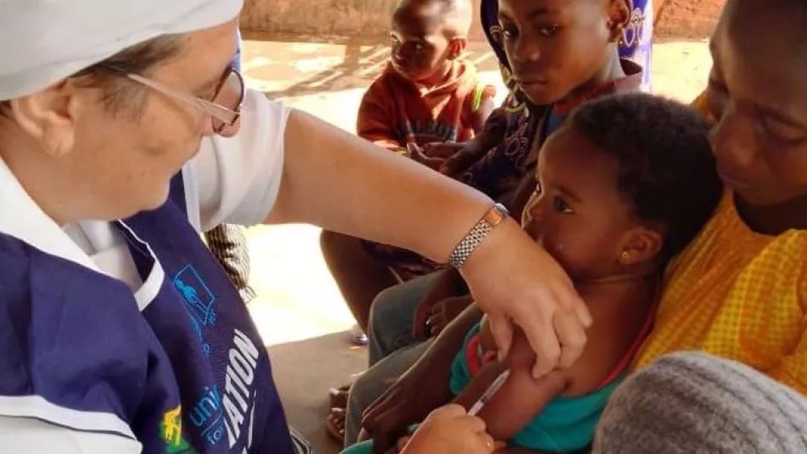 Carmen Rodríguez, misionera en Camerún, vacuna un niño