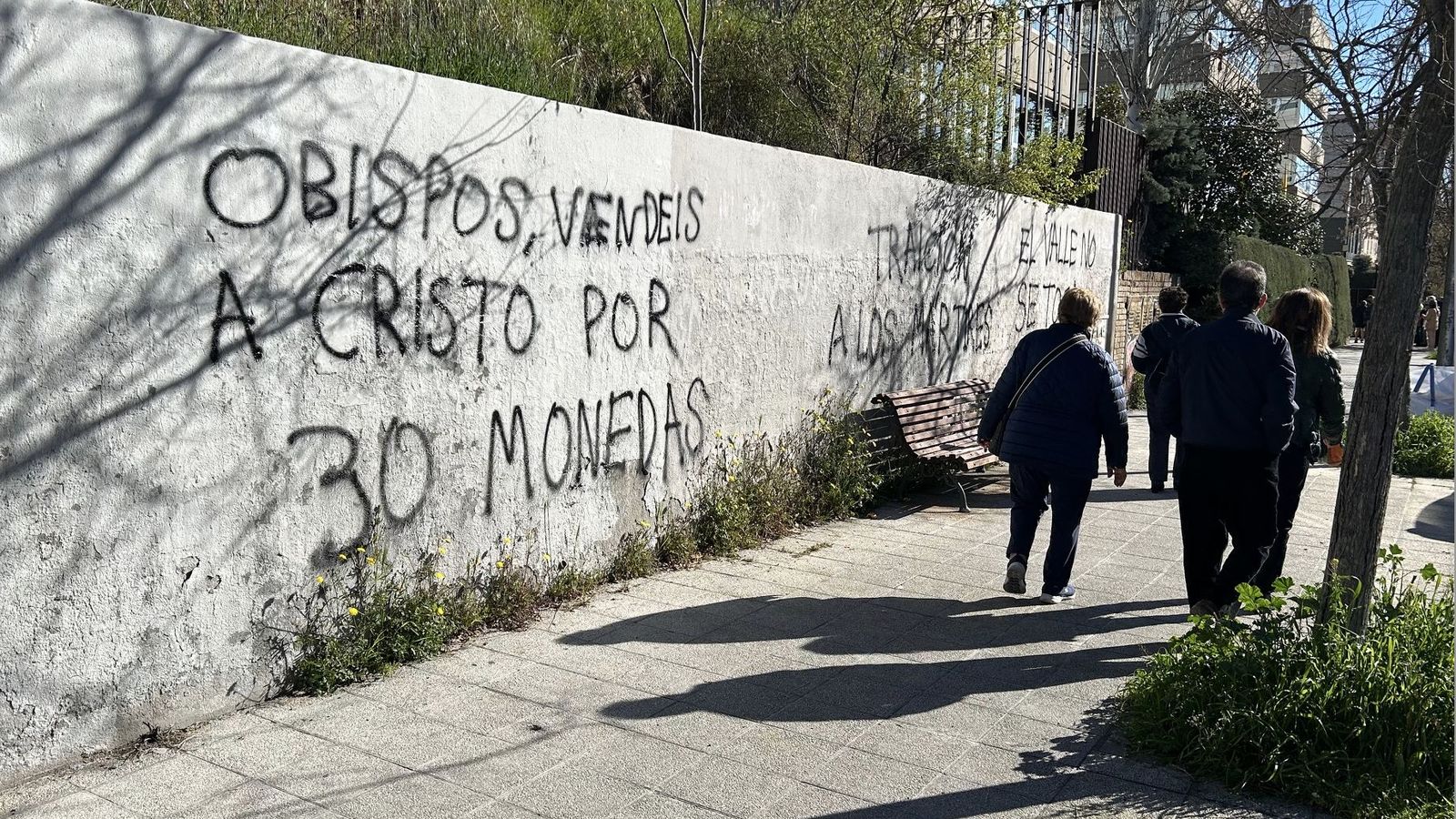 Pintadas de grupos ultracatólicos al lado de la sede de la CEE