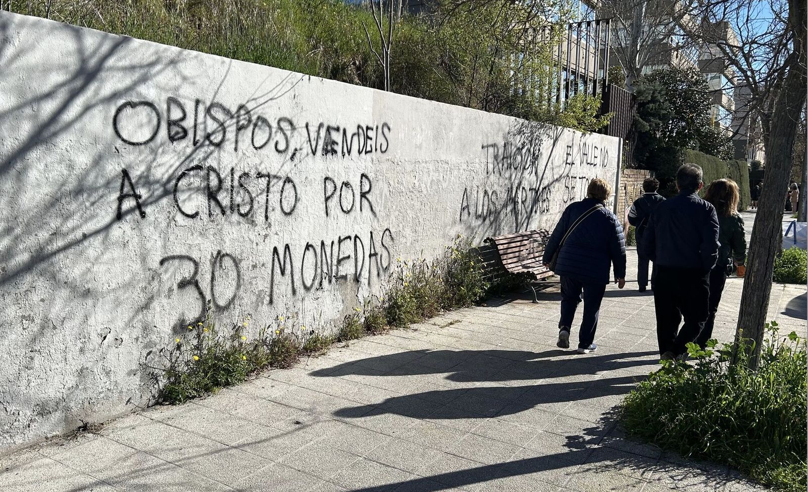 Pintadas de grupos ultracatólicos al lado de la sede de la CEE
