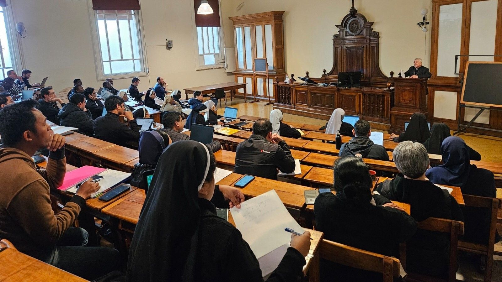 Cardenal Ghirlanda en la Gregoriana