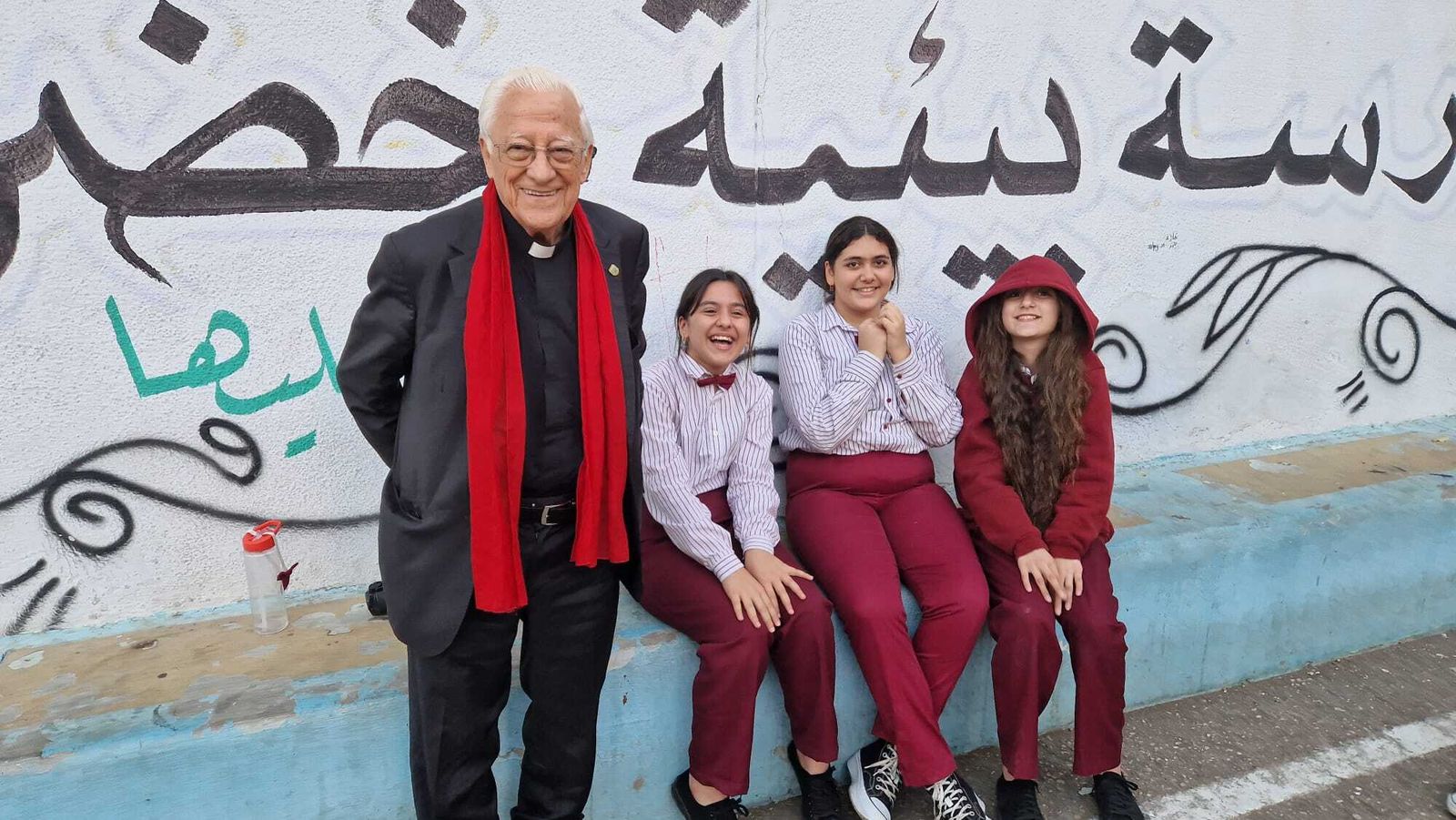 El padre Ángel, con los niños jordanos