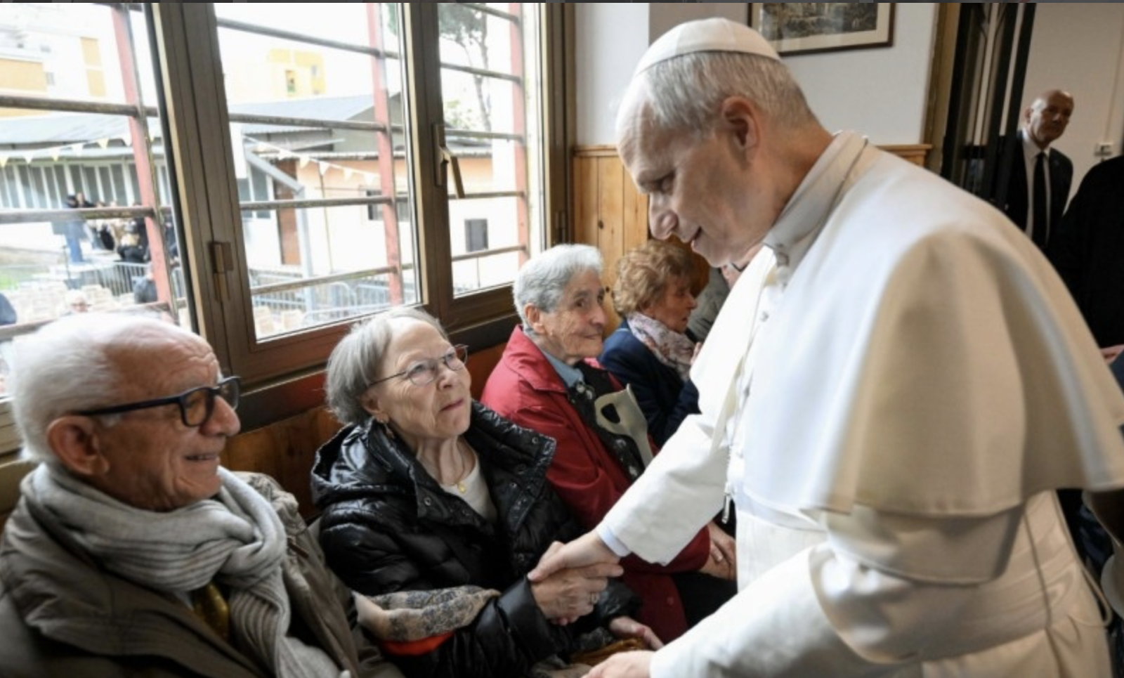 El Papa saluda a unos ancianos en la parroquia de Ponte Mammolo