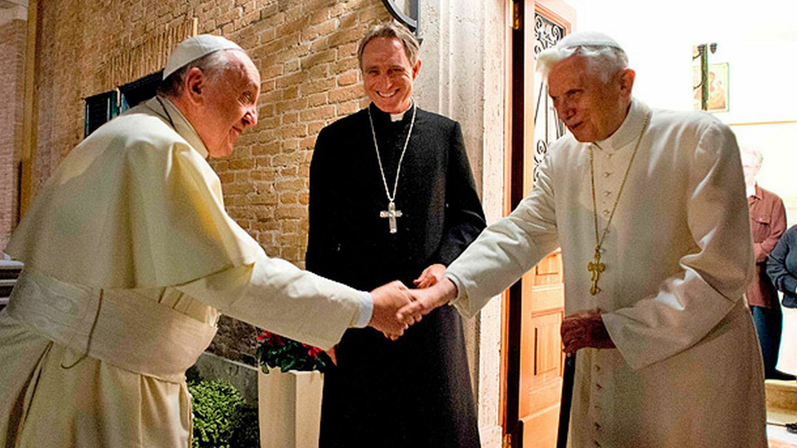 Ganswein, con los dos papas