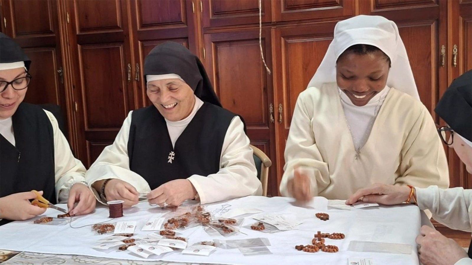 Las monjas de clausura confeccionan rosarios para la visita del Papa León XIV a España