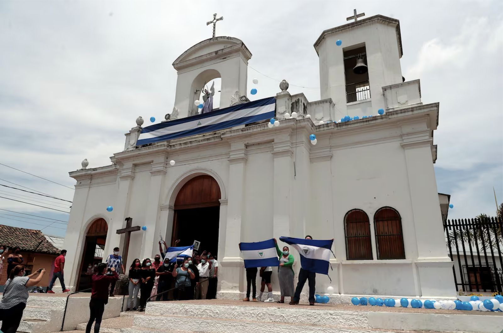Imagen de una protesta contra la represión frente a una iglesia en Nicaragua en 2021