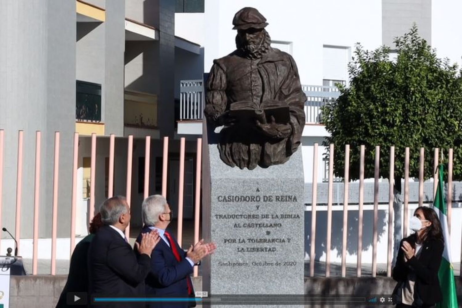 Estatua de Casiodoro de la Reina en Santiponce