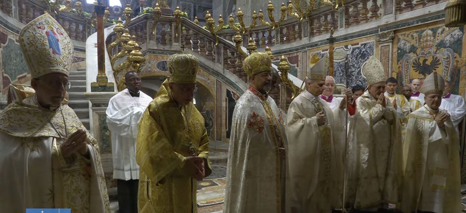 El Papa y los patriarcas rezan ante la tumba de Pedro