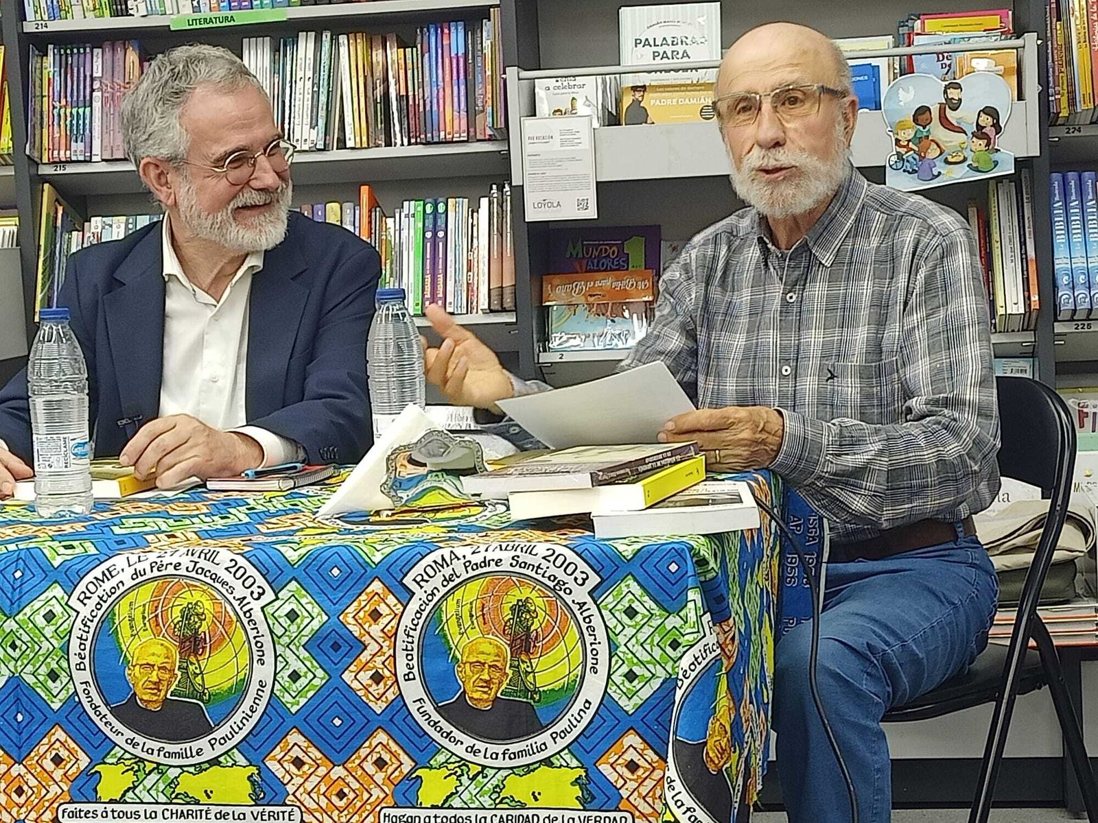Ramón Alario y Victorino Pérez Prieto, durante la presentación del libro