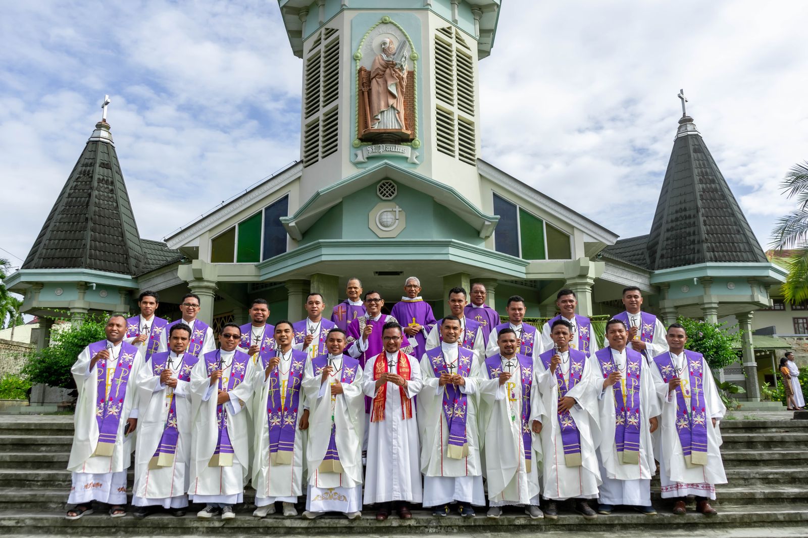 Una foto tomada después de la misa por los nuevos misioneros del Verbo Divino en 2022. Solo 4 estaban destinados a trabajar en Indonesia. El resto para la misión en los 5 continentes