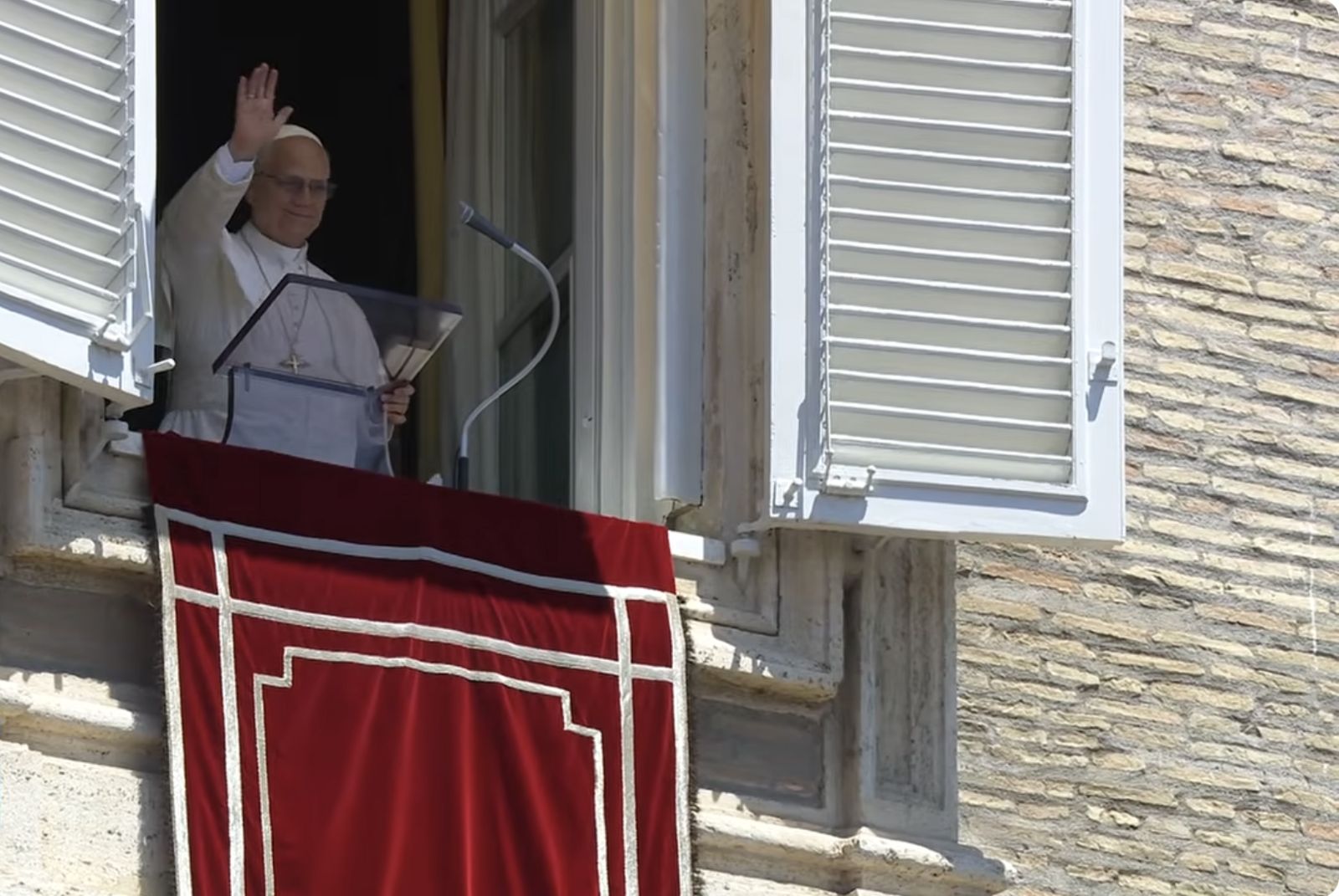 El Papa saluda a los fieles desde el balcón del Palacio Apostólico