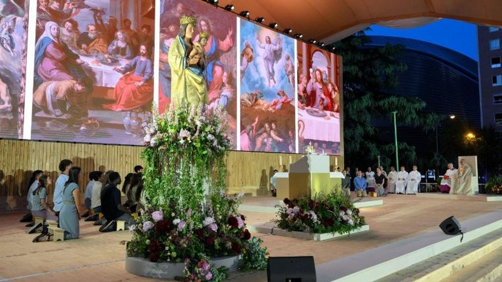 Jóvenes Sentados con Jesus Eucaristía