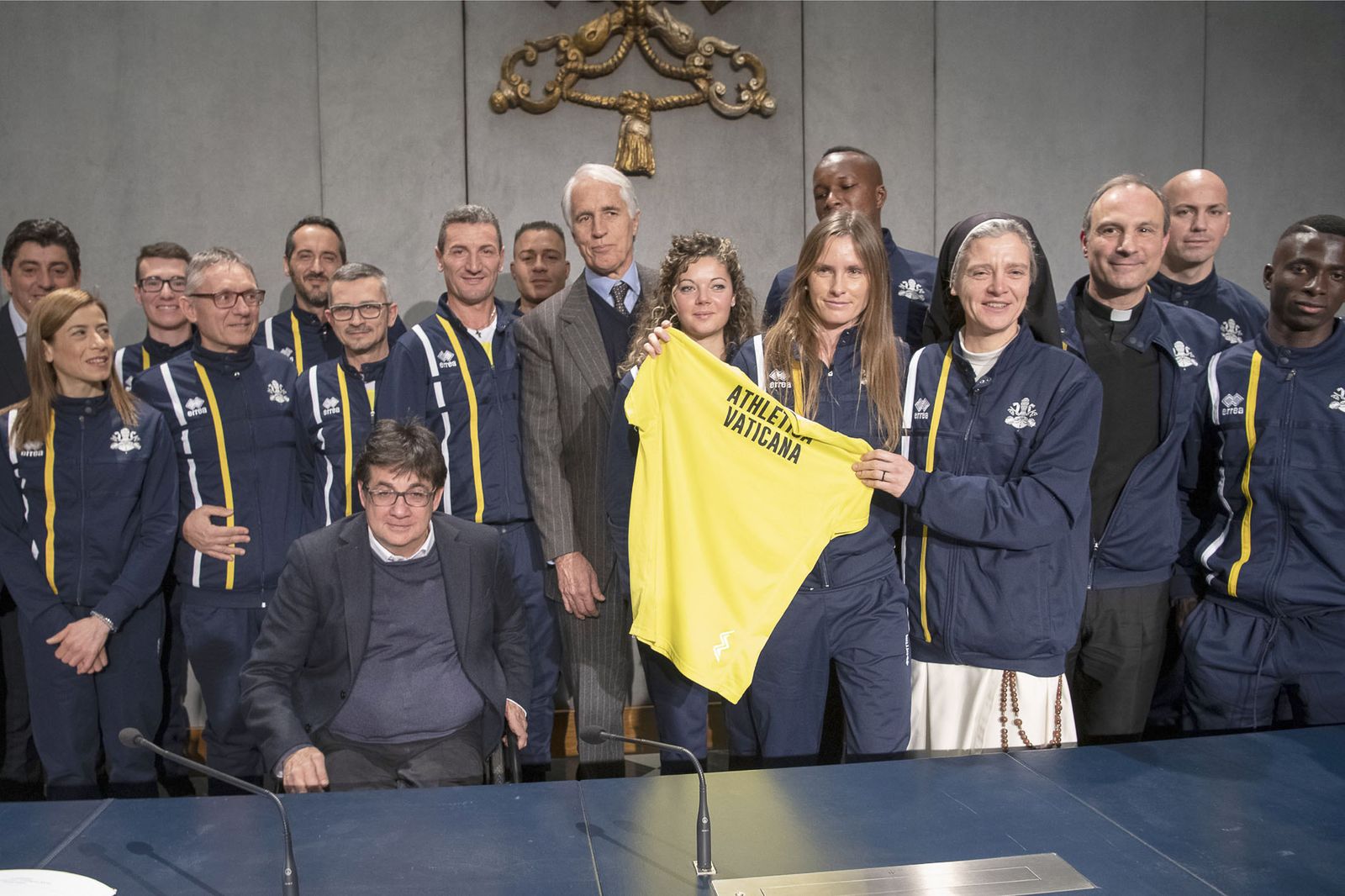 Athletica Vaticana muestra su camiseta