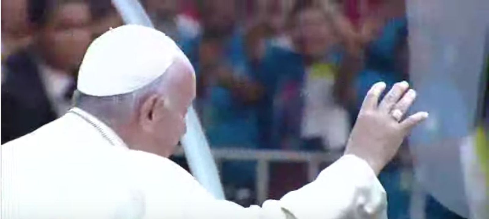 Saludando a los fieles tailandeses