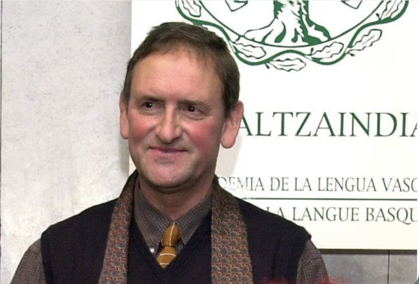 Ezkiaga en 2001, premiado por la Real Academia de la Lengua Vasca-Euskaltzaindia