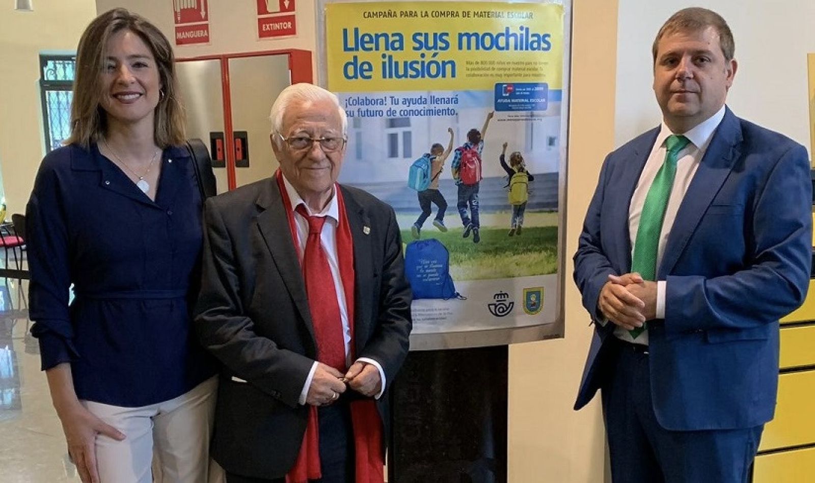 Sandra Barneda, el padre Ángel, y el presidente de Correos, Juan Manuel Serrano
